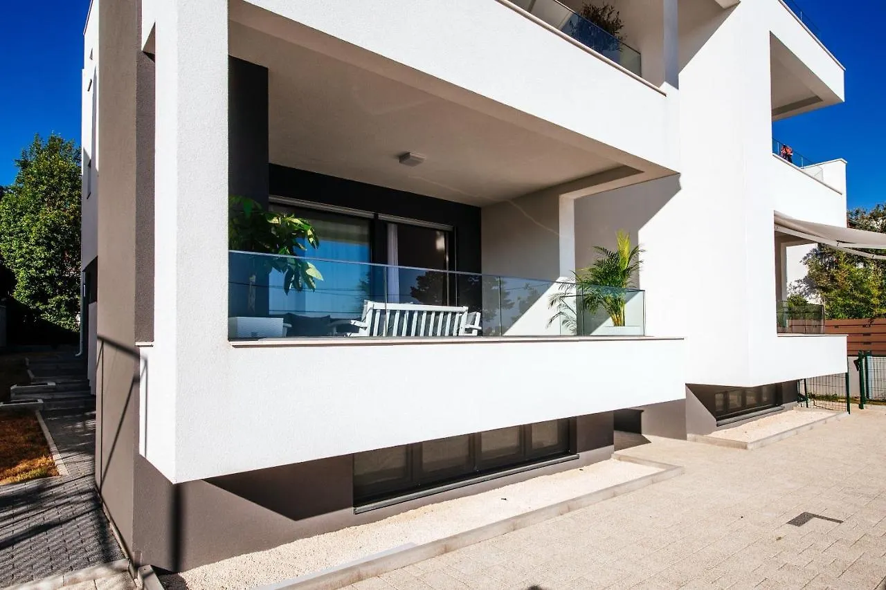 Apartment Isabela Prague With Beach Front Zadar