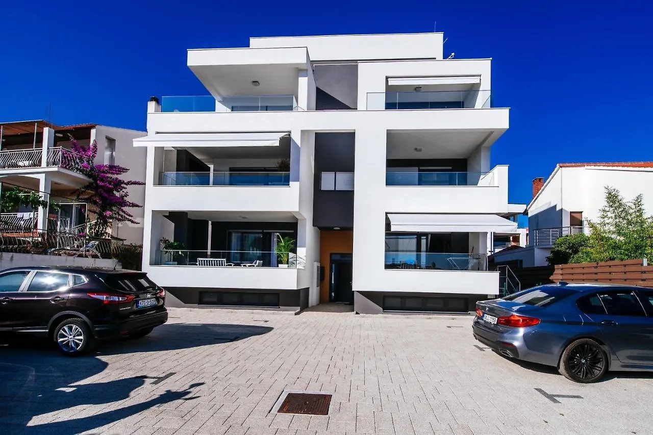 Apartment Isabela Prague With Beach Front Zadar