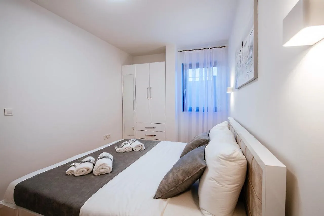 Apartment Isabela Prague With Beach Front Zadar