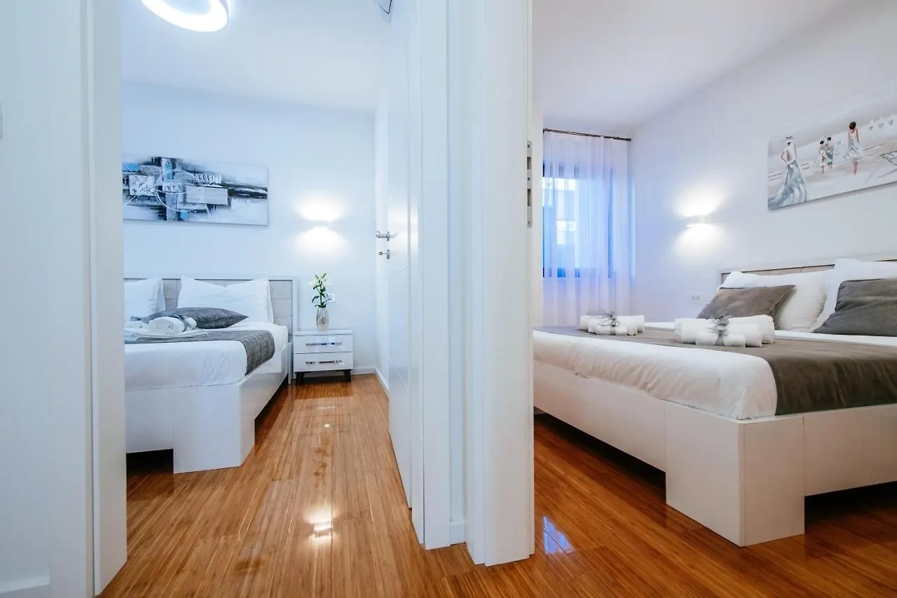 Apartment Isabela Prague With Beach Front Zadar