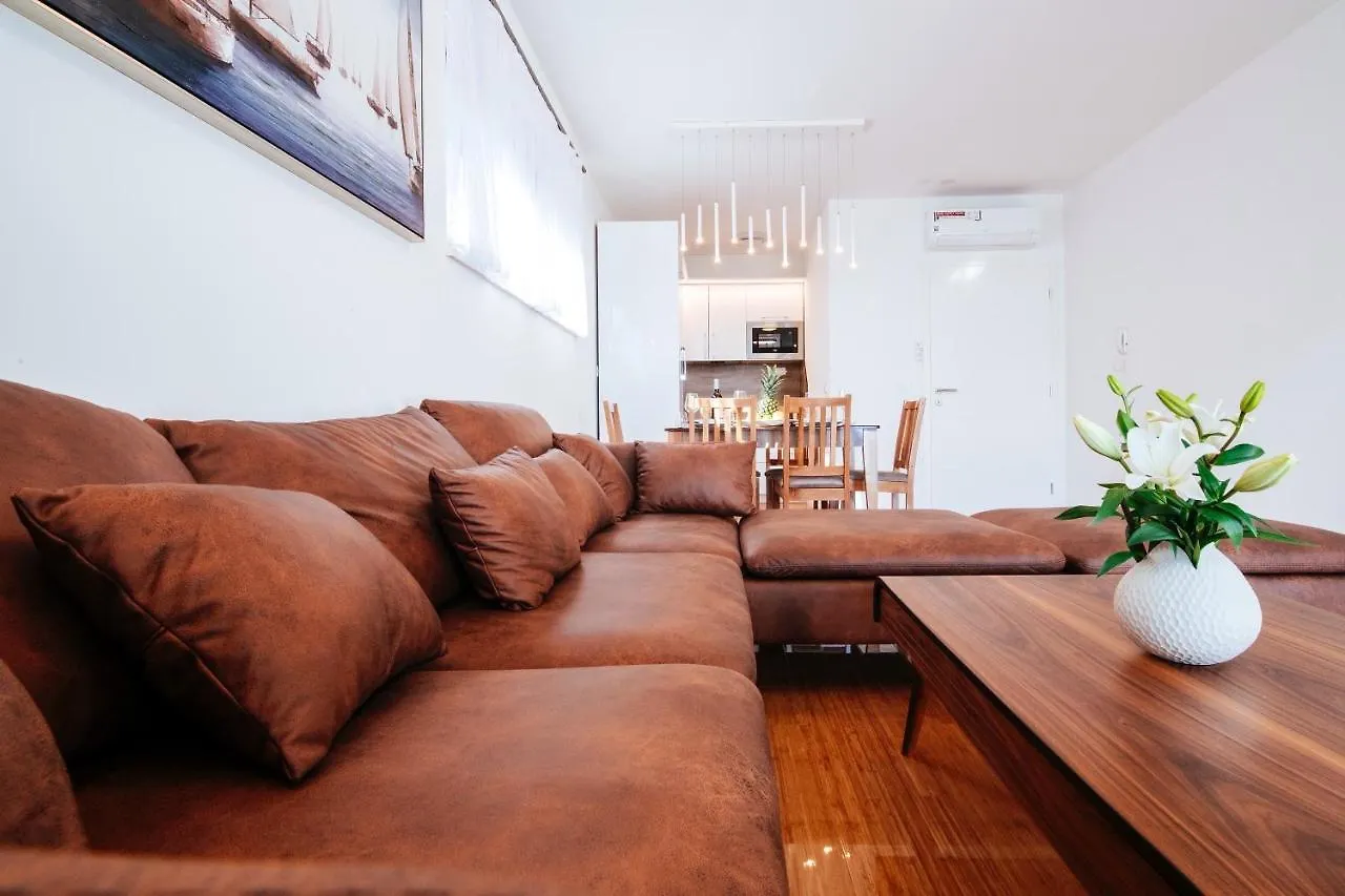 Apartment Isabela Prague With Beach Front Zadar