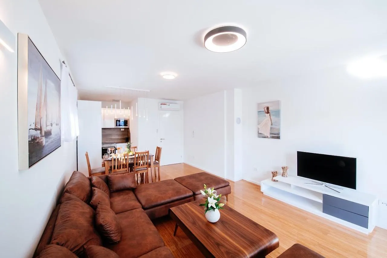 Apartment Isabela Prague With Beach Front Zadar